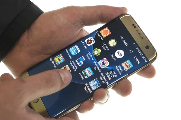 Zrenjanin, Servië, 15 maart 2016: Foto van Samsung Galaxy S7 Edge tegen wit. Samsung S7 Edge is een nieuwe generatie smartphone van Samsung. De S7 Edge van Samsung is een slimme telefoon met multi touchscreen. — Stockfoto