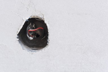 elektrik prizine maruz teller