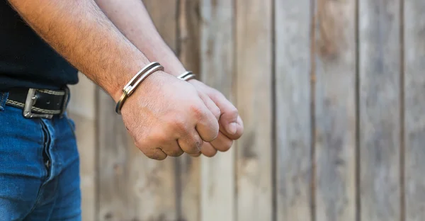 Mann mit Handschellen — Stockfoto