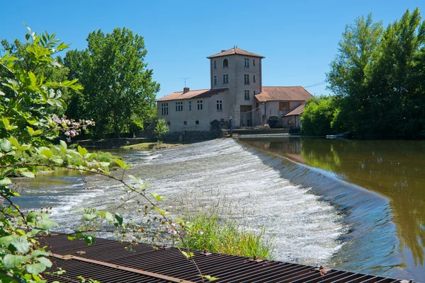 在自由城-德-Rouergue Aveyron 河 — 图库照片