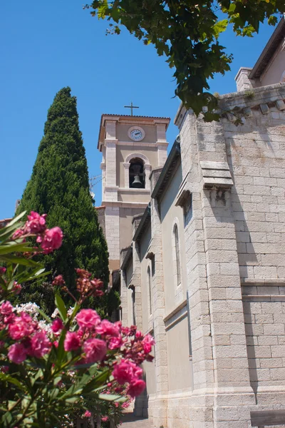 Церква в місті Cassis — стокове фото