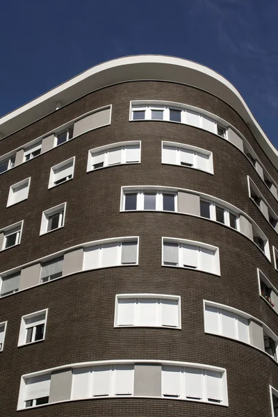 Braunes modernes Gebäude mit Fenstern — Stockfoto