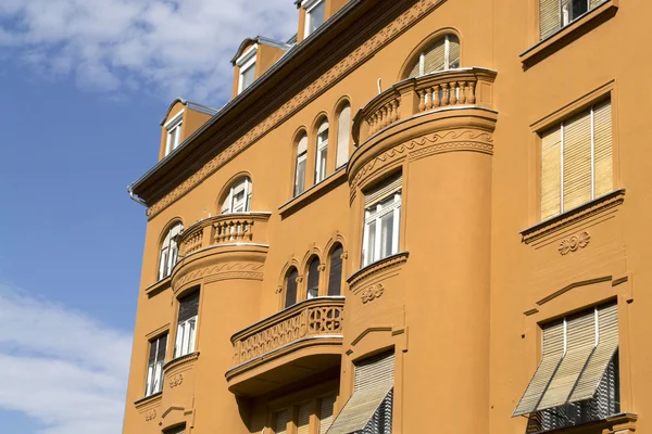 Edificio giallo con finestre — Foto Stock