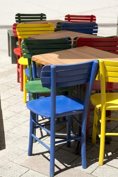 Street view of a empty coffee terrace with tables and chairs — Stock Photo, Image