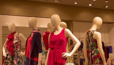 Mankenli butik ekran penceresi