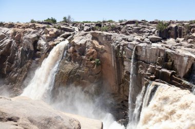 Augrabies Şelaleleri Orange River, Augrabies Ulusal Parkı, Kuzey Cape, Güney Afrika 'daki bir vadiye 60 metre daldı. Yerel olarak Büyük Gürültü Yeri olarak bilinir.. 
