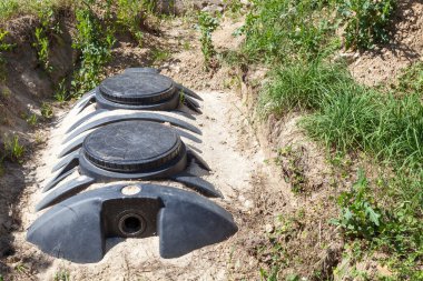 Kırsal bir araziye 4000 litre plastik bir foseptik döşeme döşemek kanalizasyon arıtma ve atık su tankı yarı çıplak vaziyette kumun filtre yatağında fotokopi alanı ile yakın plan görüntüsü ile.
