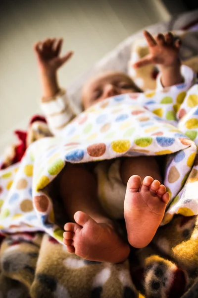 Anne için ulaşan, ayak parmakları yakın mutlu bebek bebek