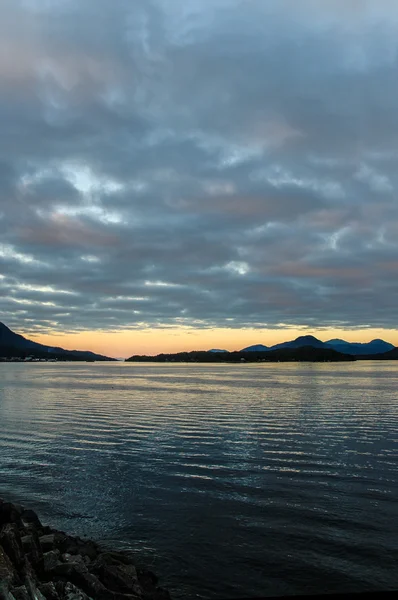 Lago, montanhas e belo pôr do sol no Alasca — Fotografia de Stock