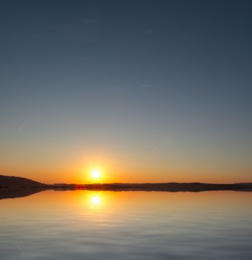 Sahil üzerinde gündoğumu