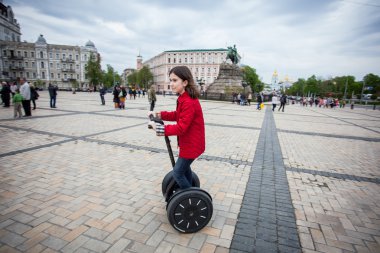 Kız bir Segway tesisi