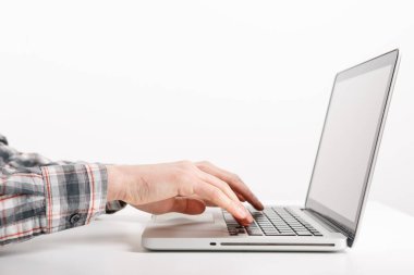 Beyaz arkaplanda insan eli ile izole edilmiş dizüstü bilgisayar