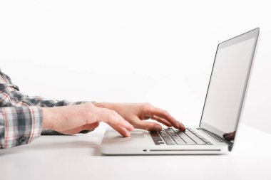 Beyaz arkaplanda insan eli ile izole edilmiş dizüstü bilgisayar