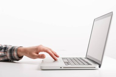 Beyaz arkaplanda insan eli ile izole edilmiş dizüstü bilgisayar
