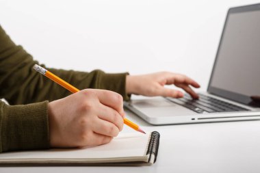 Beyaz arkaplanda elle izole edilmiş bir kadın bilgisayarı.