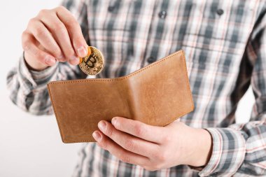 Bitcoin 'i tutan bir iş adamı. Altın Bitcoin erkeklerin elinde, tükenmez kalem cüzdan. Sanal para birimi. Kripto para birimi. Yeni sanal para.