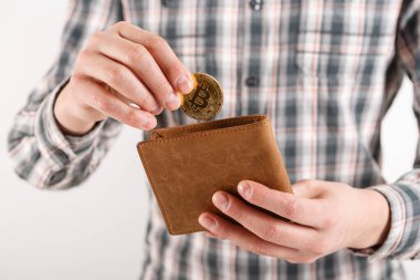 Bitcoin 'i tutan bir iş adamı. Altın Bitcoin erkeklerin elinde, tükenmez kalem cüzdan. Sanal para birimi. Kripto para birimi. Yeni sanal para.