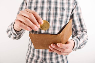 Bitcoin 'i tutan bir iş adamı. Altın Bitcoin erkeklerin elinde, tükenmez kalem cüzdan. Sanal para birimi. Kripto para birimi. Yeni sanal para.