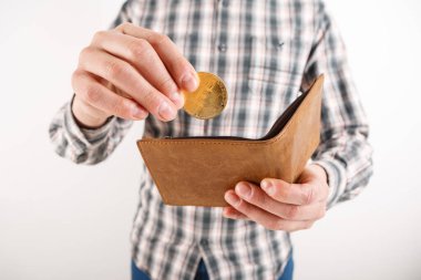 Bitcoin 'i tutan bir iş adamı. Altın Bitcoin erkeklerin elinde, tükenmez kalem cüzdan. Sanal para birimi. Kripto para birimi. Yeni sanal para.