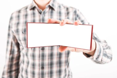 Boş beyaz broşür gösteren bir adam. Broşür sunumu. Broşür el ele tutuşsun..