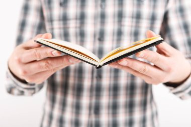 Kitap rafında el yordamıyla kitap arayan biri.