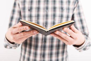 Kitap rafında el yordamıyla kitap arayan biri.