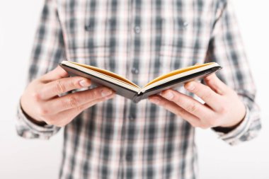 Kitap rafında el yordamıyla kitap arayan biri.