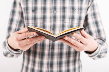 Kitap rafında el yordamıyla kitap arayan biri.