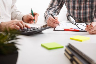 İş konsepti. İki iş adamı masasında dosyayla buluşup çalışıyor. İş adamları tartışır. Takım çalışması birliktelik kavramı