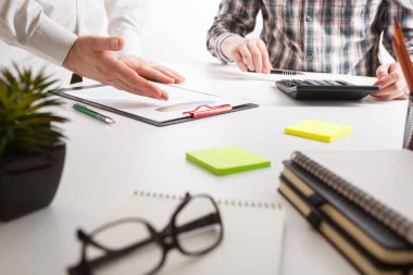 İş konsepti. İki iş adamı masasında dosyayla buluşup çalışıyor. İş adamları tartışır. Takım çalışması birliktelik kavramı