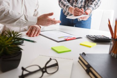 İş konsepti. İki iş adamı masasında dosyayla buluşup çalışıyor. İş adamları tartışır. Takım çalışması birliktelik kavramı
