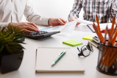 İş konsepti. İki iş adamı masasında dosyayla buluşup çalışıyor. İş adamları tartışır. Takım çalışması birliktelik kavramı