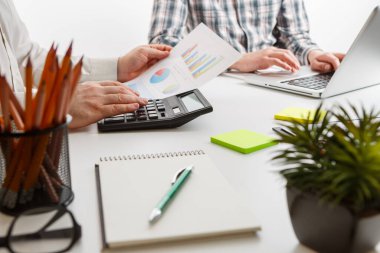 İş konsepti. İki iş adamı masasında dosyayla buluşup çalışıyor. İş adamları tartışır. Takım çalışması birliktelik kavramı