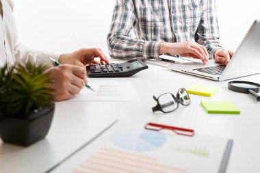 İş adamlarının tartıştığı iki çalışanın dosyası, grafiği ve kalemi olan belgeler. Takım çalışması birliktelik kavramı