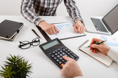 İş konsepti. İki iş adamı masasında dosyayla buluşup çalışıyor. İş adamları tartışır. Takım çalışması birliktelik kavramı