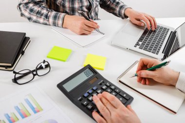 İş konsepti. İki iş adamı masasında dosyayla buluşup çalışıyor. İş adamları tartışır. Takım çalışması birliktelik kavramı