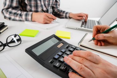 İş konsepti. İki iş adamı masasında dosyayla buluşup çalışıyor. İş adamları tartışır. Takım çalışması birliktelik kavramı