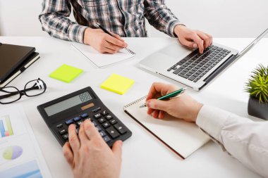 İş konsepti. İki iş adamı masasında dosyayla buluşup çalışıyor. İş adamları tartışır. Takım çalışması birliktelik kavramı