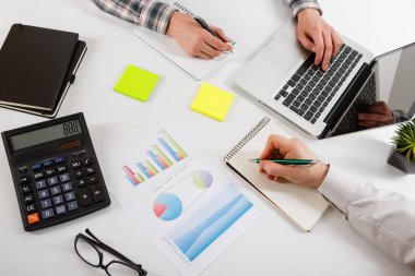 İş konsepti. İki iş adamı masasında dosyayla buluşup çalışıyor. İş adamları tartışır. Takım çalışması birliktelik kavramı