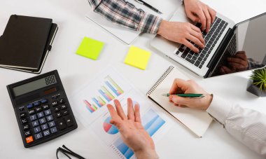 İş konsepti. İki iş adamı masasında dosyayla buluşup çalışıyor. İş adamları tartışır. Takım çalışması birliktelik kavramı