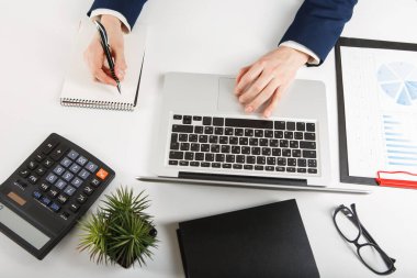 Ofisteki bilgisayarda çalışan işadamlarının genel görünümü