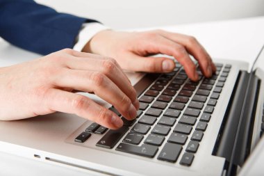 Ofisteki bilgisayarda çalışan iş adamlarına yakın çekim.