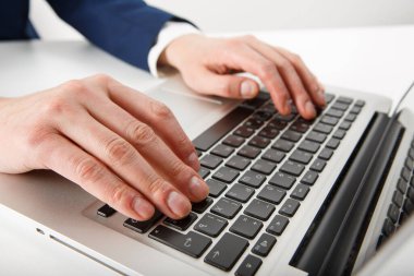 Ofisteki bilgisayarda çalışan iş adamlarına yakın çekim.