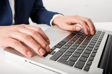 Ofisteki bilgisayarda çalışan iş adamlarına yakın çekim.