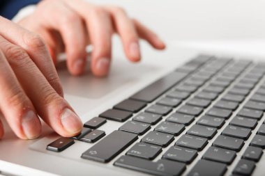 Ofisteki bilgisayarda çalışan iş adamlarına yakın çekim.