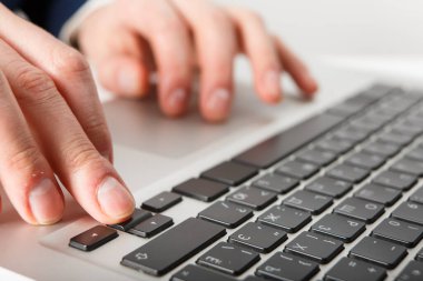 Ofisteki bilgisayarda çalışan iş adamlarına yakın çekim.