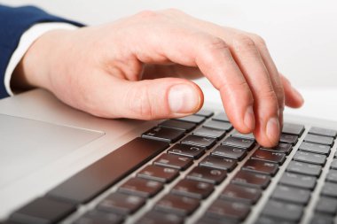 Ofisteki bilgisayarda çalışan iş adamlarına yakın çekim.