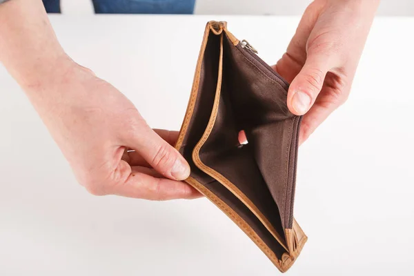 老人の手に財布を空にする 退職の概念における貧困 — ストック写真