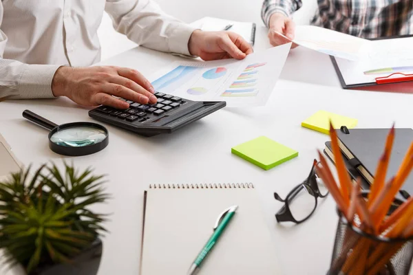 Concepto Negocio Dos Hombres Negocios Trabajando Reuniéndose Con Gráfico Oficina — Foto de Stock