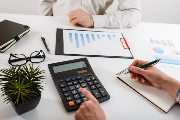 Geschäftskonzept Zwei Geschäftsleute Arbeiten Und Treffen Sich Mit Ihm Büro — Stockfoto